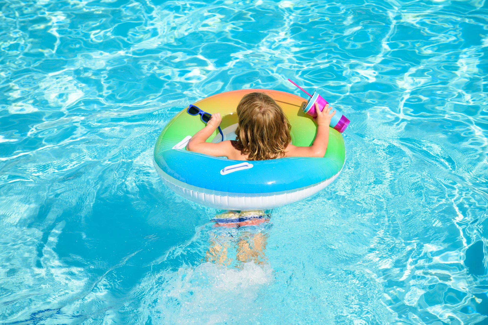 niño en la piscina