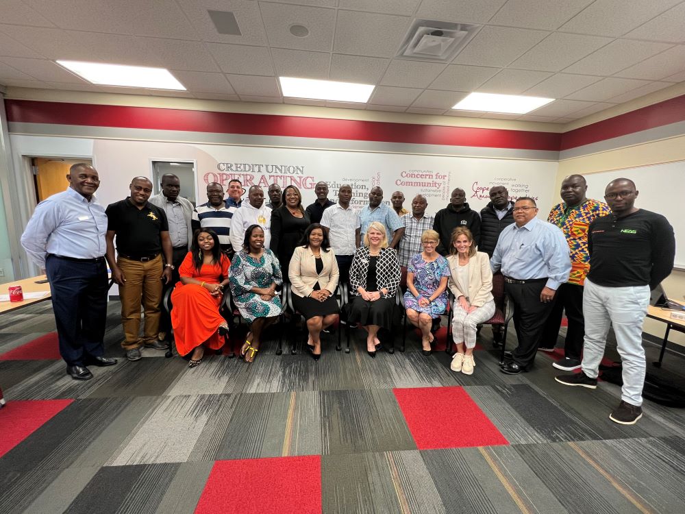 grupo de la delegación africana y foto de grupo de los empleados de r1cu